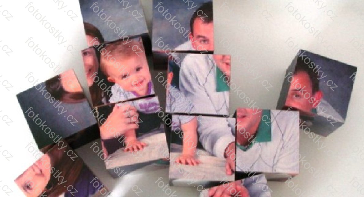 rozházené dřevěné skládací kostky s fotografií_1